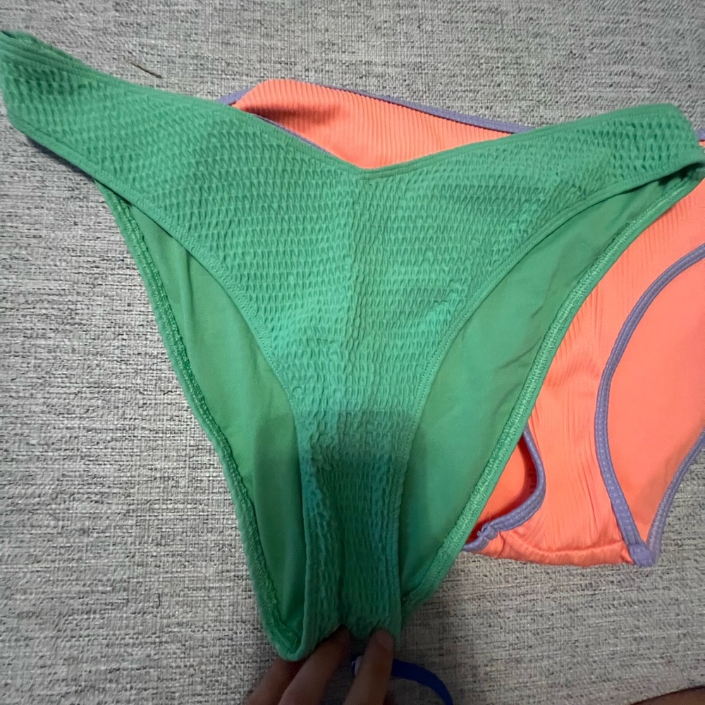 LOT of swim bottoms size LARGE - Picture 6 of 8